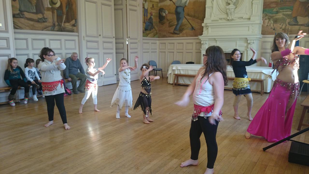 Danse Orientale enfant téléthon 2014 à la Mairie d'Etrepagny