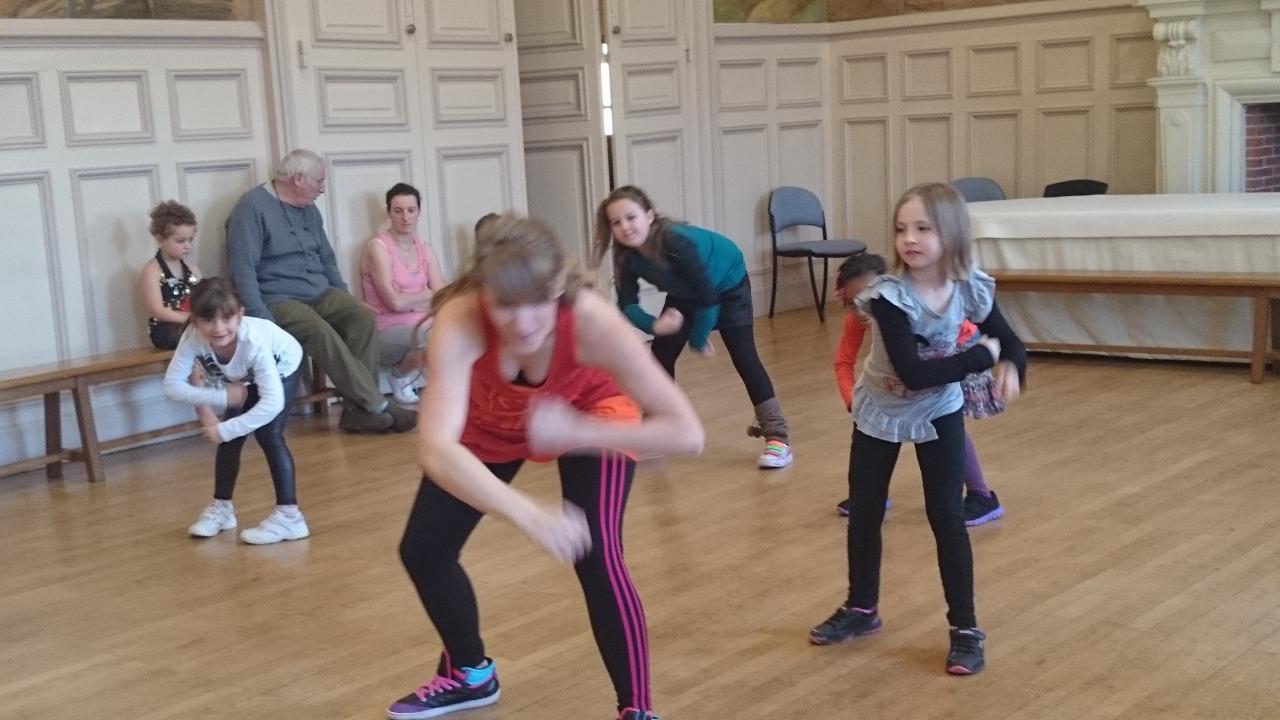 Zumba kids téléthon 2014 à la Mairie d'Etrepagny